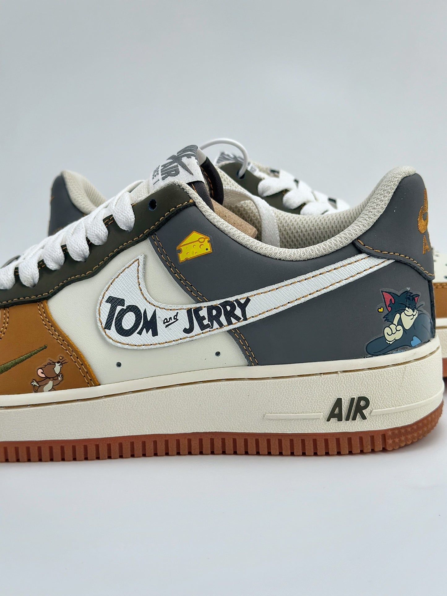 NIKE AIR FORCE TOM AND JERRY