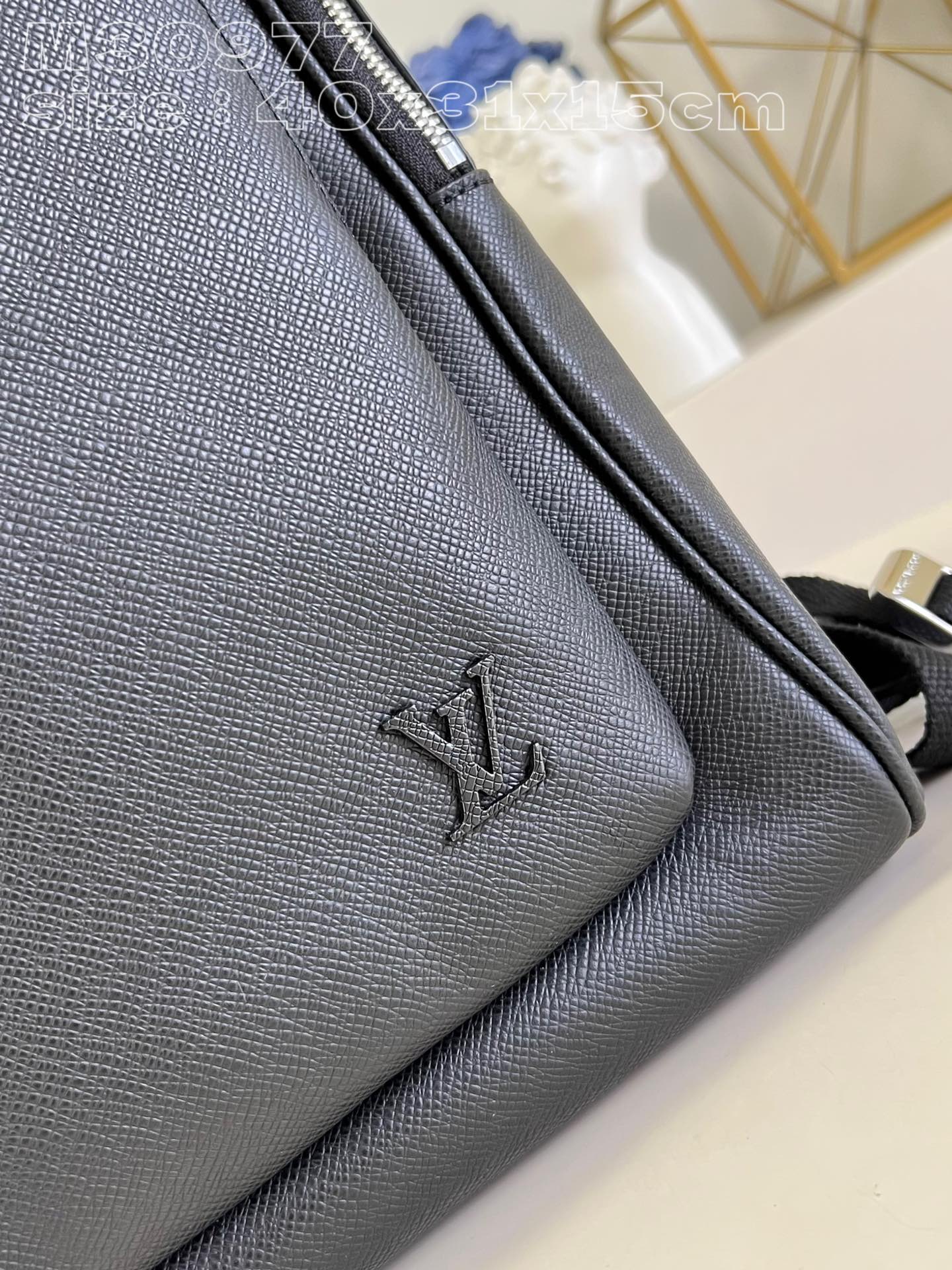 LOUIS VUITTON Avenue bag