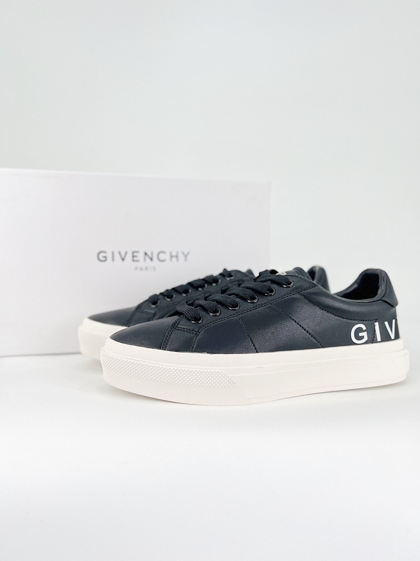 GIVENCHY